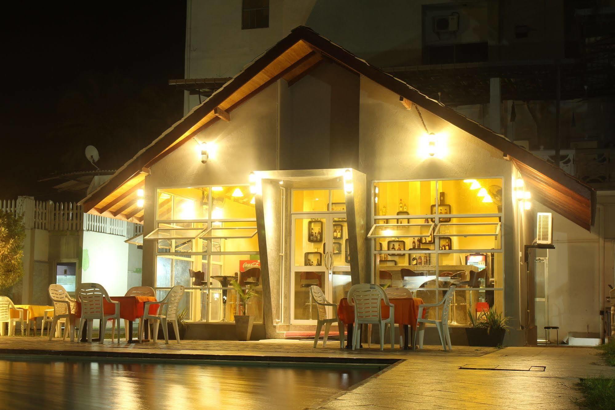 Navro Beach Resort Panadura Buitenkant foto
